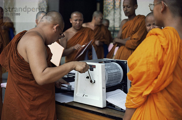 Buddhistische Mönche mit Schablone Maschine  Lampoon  Thailand  Südostasien  Asien