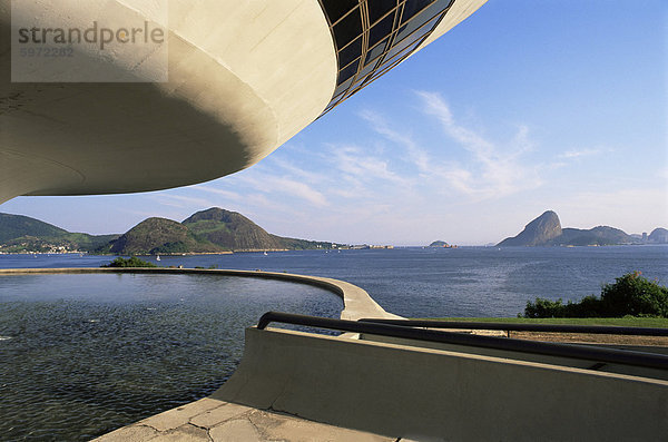 Blick über die Bucht nach Rio vom Museo de Arte Contemporanea  von Oscar Niemeyer  Rio De Janeiro  Brasilien  Südamerika