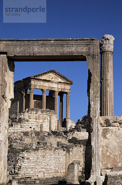 Das Capitol  Roman-Ruinen in Dougga  UNESCO Weltkulturerbe  Tunesien  Nordafrika  Afrika