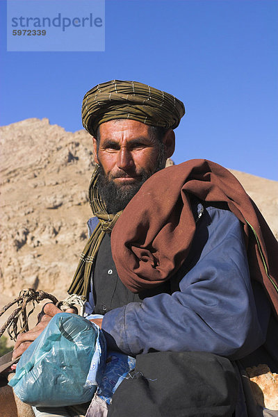 Aimaq Mann auf Pferd  Pal-Kotal-i-Guk  zwischen Chakhcharan und Marmelade  Afghanistan  Asien