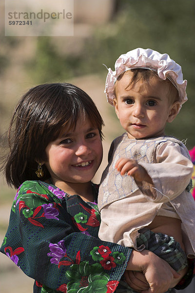 Aimaq Mädchen mit Baby  Pal-Kotal-i-Guk  zwischen Chakhcharan und Marmelade  Afghanistan  Asien