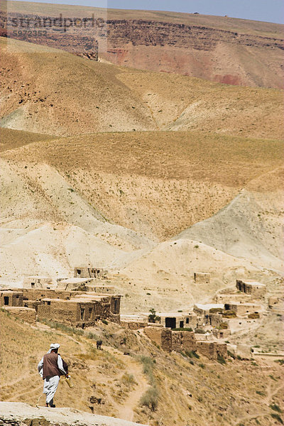 Mann zu Fuß unten Bergstraße  zwischen Herat und Maimana  nach Subzak Pass  Afghanistan  Asien