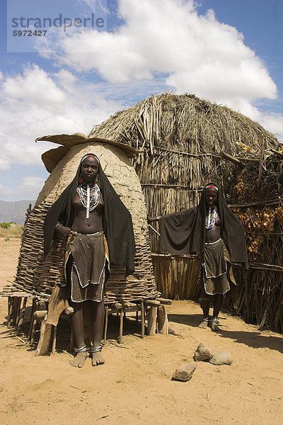 Außenaufnahme stehend Frau Wohnhaus Afrika Äthiopien