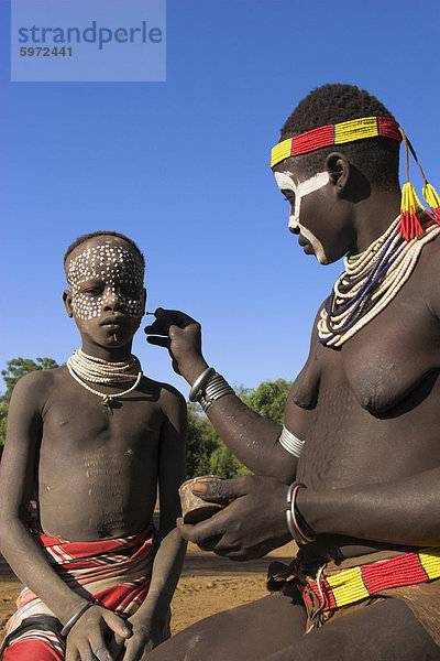 Frau malen ihr Tochter ist Gesicht  Mago Nationalpark  unteren Omo-Tal  Äthiopien  Afrika