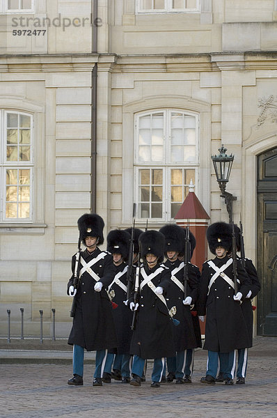 Ändern der Garde  Amalienborg Palast  Kopenhagen  Dänemark  Skandinavien  Europa