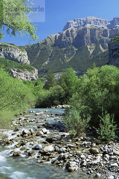 Torla  der Fluss Ara und Mondarruego  Huesca  Pyrenäen  Aragon  Spanien  Europa