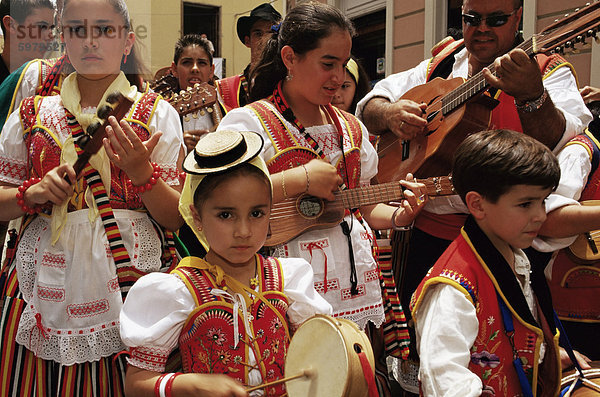 Menschen tragen traditionellen Kleidung und singen während Fronleichnam Feier  La Orotava  Teneriffa  Kanarische Inseln  Spanien  Atlantik  Europa La Orotava