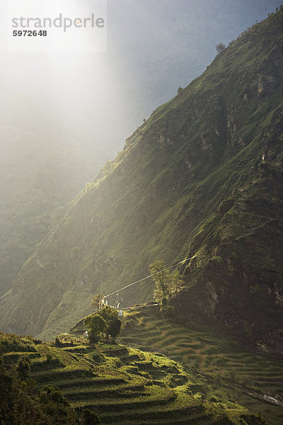 Sonnenuntergang über hohe terrassierten Hügeln  in der Nähe von Tibet am Handelsweg oberhalb der Arniko River  Nepal  Asien