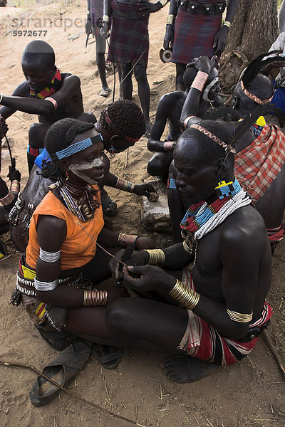 Schminken mit einer Mischung aus Lehm  Öle und pflanzlichen Pigmenten  Hamer springen der Bulls Einleitung Zeremonie  Turmi  unteren Omo-Tal  Äthiopien  Afrika