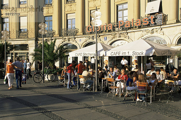 Menschen sitzen vor einem Café am Karlsplatz  München  Bayern  Deutschland  Europa