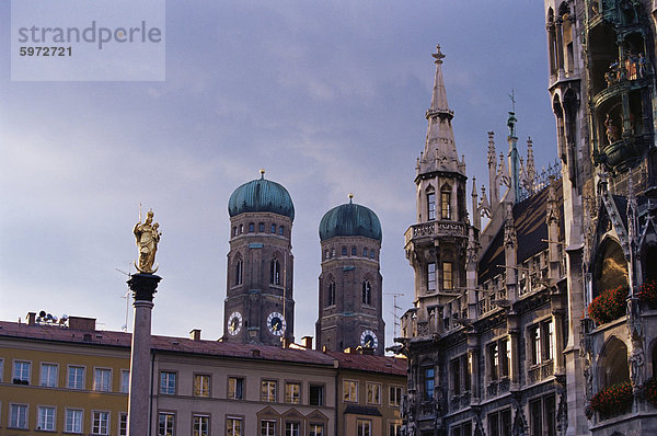 Frauenkirche Türme und Mariensaule (Marien Spalte)  München  Bayern  Deutschland  Europa