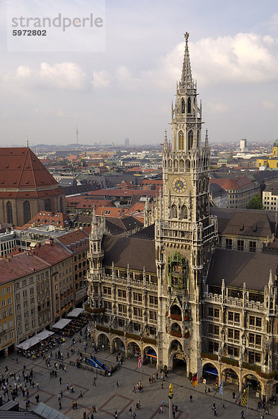 Neues Rathaus (New Town Hall) und Marienplatz  vom Turm der Peterskirche (St. Peter's Church)  München (München)  Bayern (Bayern)  Deutschland  Europa