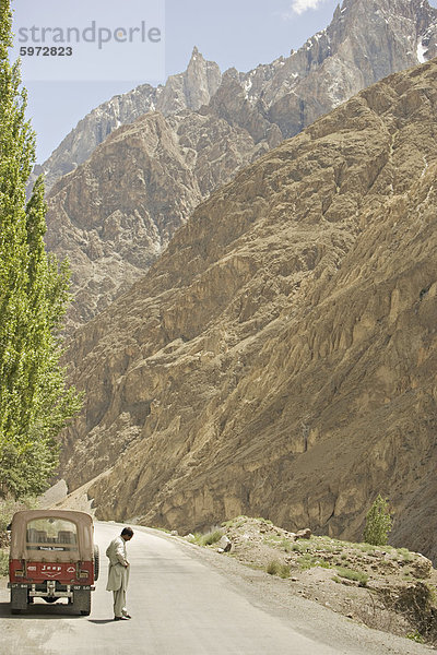 Gilgit Jeep und Treiber auf dem Karakorum Highway oder KKH  in den Karakorum-Gebirge  Hunza  nördlichen Gebieten  Pakistan  Asien