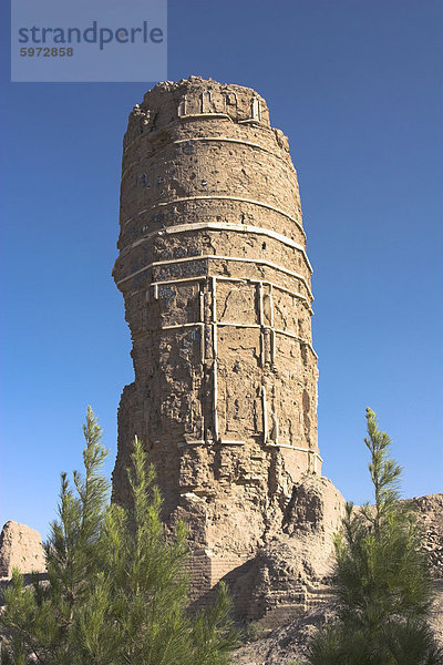 Teilzerstörte Minarett  einer der mehrere Minarette in diesem Komplex  in der Nähe von Gaur Gummifischen  Mausoleum  Mousallah Komplex  Herat  Provinz Herat  Afghanistan  Asien