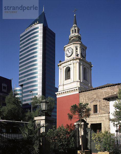 San Francsico Kirche und moderne Büro  Santiago  Chile  Südamerika