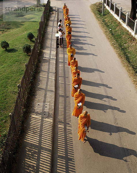 Mönche Sammeln von Almosen  Chiang Mai  Thailand  Südostasien  Asien