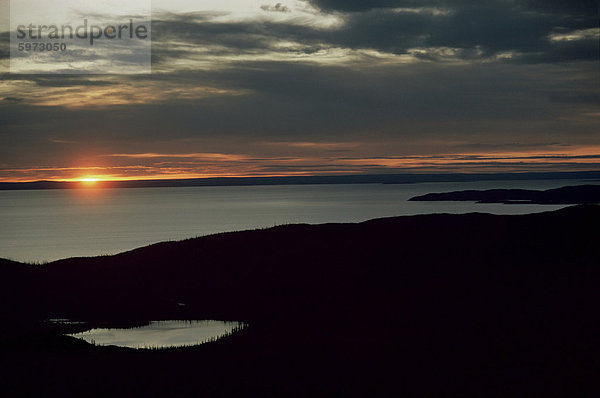 Vor Mitternacht in der Nähe des Polarkreises Echo Bay  Great Bear Lake  North West Territories  Kanada  Nordamerika
