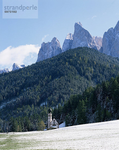 St. Johann-Kirche in der Nähe von St. Magalena und Geisslerspitzen  3060m  Val de Funes  Trentino Alto Adige  Südtirol  Dolomiten  Italien  Europa