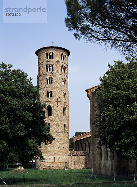 Campanile neben der Basilika von Sant Apollinare in Classe  aus dem 6. Jahrhundert  im offenen Land südöstlich von Ravenna  Emilia-Romagna  Italien  Europa