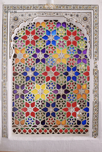 Farbige Glas Jali im Flur im Palast  staatliche Deo Garh Palace Hotel  Deo Garh (Deogarh)  Rajasthan  Indien  Asien