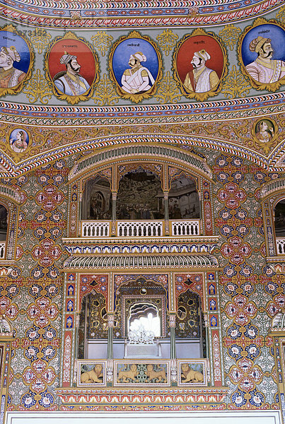 Großen Eingangshalle zum Fort am Fuße des Hügels  auf dem das Fort  Kuchaman Fort  Rajasthan  Indien  Asien sitzt
