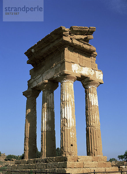 Tempel des Castor & Pollux  rekonstruiert in der 19. Vierteljahrhundert aus mehr als einem Tempel  Agrigento  Sizilien  Italien  Europa