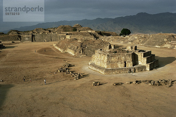 Die große Plaza mit Sternwarte  Monte Alban  UNESCO World Heritage Site  Mexiko  Nordamerika