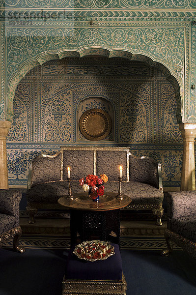Sitzecke in ein Ante-Zimmer des Grand Durbar Hall  mit Silber Möbel ursprünglich aus Nepal  Zustand Samode Palast  Samode  Rajasthan  Indien  Asien