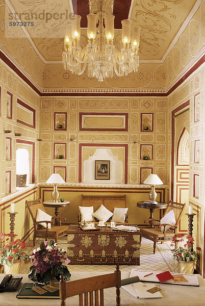 Empfangsbereich für die ankommenden Gäste mit Reproduktion Kolonialstil Möbel  gestrichenen Wänden und Decke  Samode Palast Hotel  Samode  Rajasthan Indien  Asien