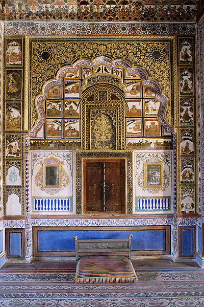 Bemalte Wand und erhöhten Putz Arbeit die vergoldet worden  Mehrangarh Fort  Staat Jodhpur  Rajasthan  Indien  Asien