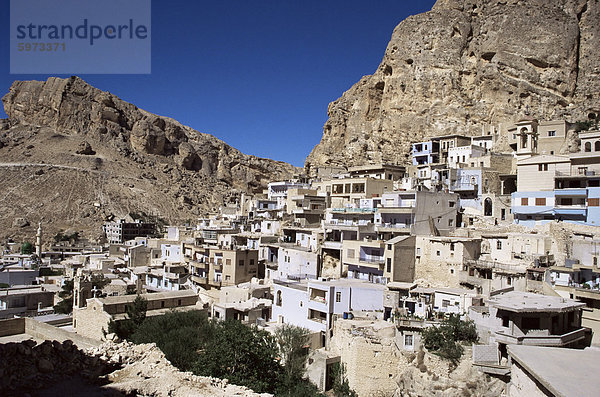 Christliche Dorf von Malula  unter Kalkstein Klippen  Syrien  Naher Osten