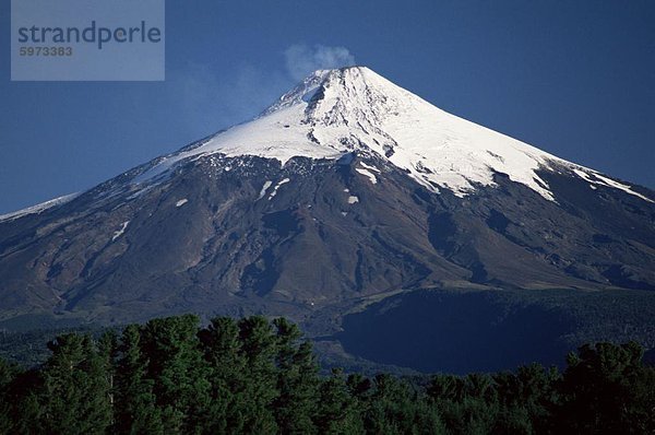 Das Rauchen Volcan Villarrica  2847m  Lake District  Chile  Südamerika