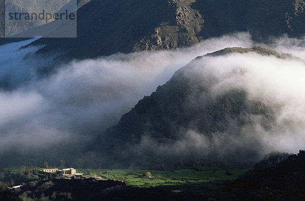 Lokale Schule unten Nebel steigt im Tal des hohen Atlas-Gebirges  Nordafrika  Marokko