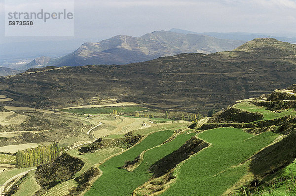 Blick aus dem Dorf Ujue  Navarra  Baskenland  Spanien  Europa