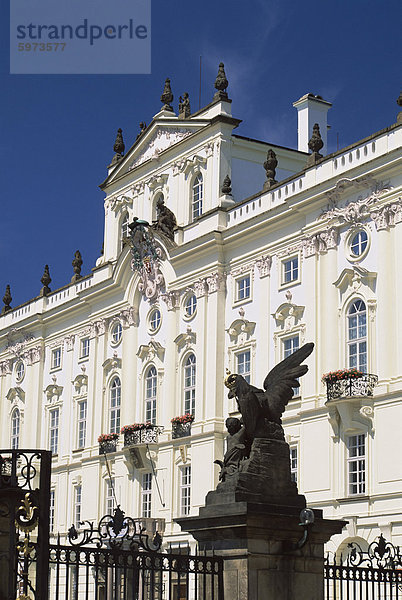 Statue von Kampf der Titanen im Vordergrund  die Erzbischöfe Palace  Prag  Tschechische Republik  Europa