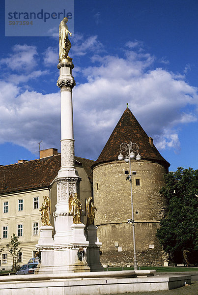 Statue der Jungfrau Maria außerhalb Kathedrale Kaptol  Zagreb  Kroatien  Europa