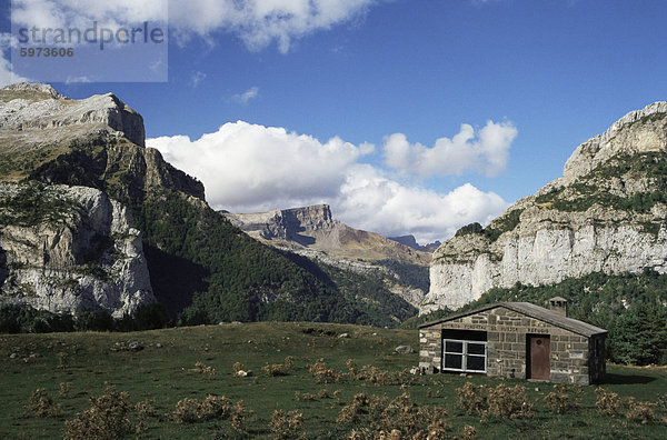 Mountain Refugium und Landschaft  Gabardito  Pyrenäen  Aragon  Spanien  Europa