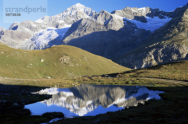 Die Dent Blanche spiegeln sich in See  Zermatt  Valais  Schweizer Alpen  Schweiz  Europa