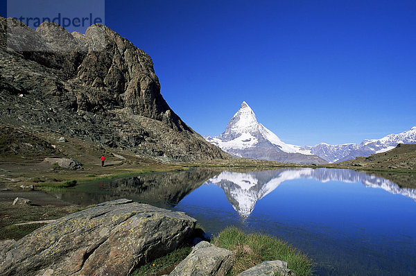 Matterhorn reflektiert in den Riffelsee  in der Nähe von Rotenboden  Zermatt  Valais  Schweizer Alpen  Schweiz  Europa