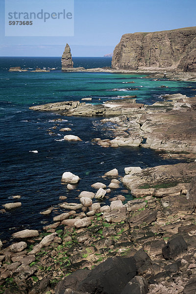 Küste Meer Klippen und Stacks  nahe Cape Wrath und Sandwood Bay  Hochlandregion  Schottland  Vereinigtes Königreich  Europa