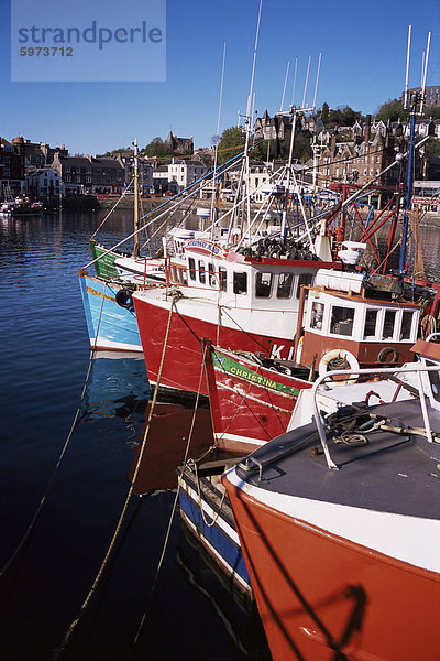 Fischerboote und Waterfront  Oban  Argyll  Schottland  Vereinigtes Königreich  Europa