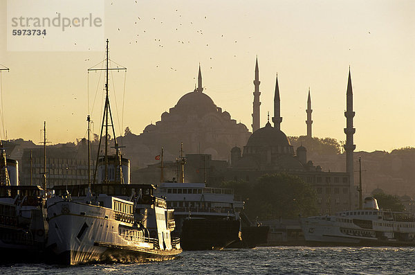 Sirkeci Hafen mit Yeni und Süleymaniye Moscheen hinter  Istanbul  Türkei  Europa  Eurasien