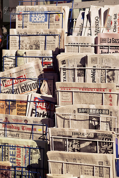 Close-up von Zeitungen auf Zeitungsstand  London  England  Großbritannien  Europa
