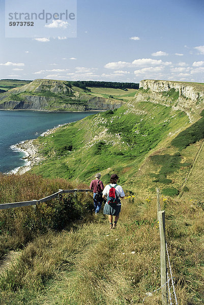 Wanderer am Weg in der Nähe von Lulworth  Dorset  England  Vereinigtes Königreich  Europa