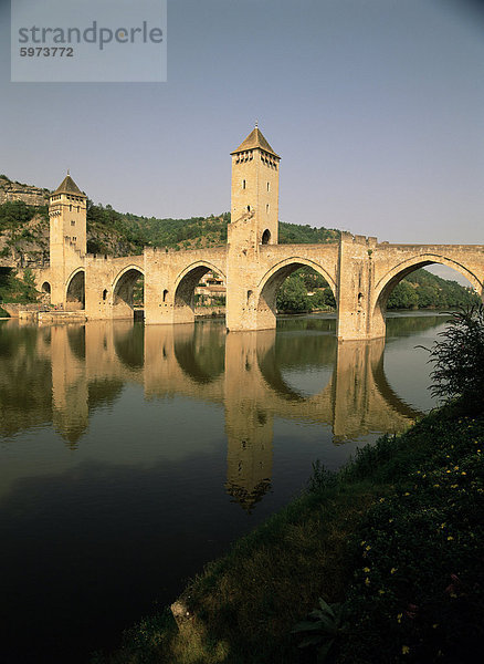 Die mittelalterliche Pont Valentre über den Fluss Lot  Cahors  Lot  Midi-Pyrenees  Frankreich  Europa