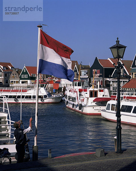 Die niederländische Flagge am Hafen  Volendam  IJsselmeer  Holland  Europa