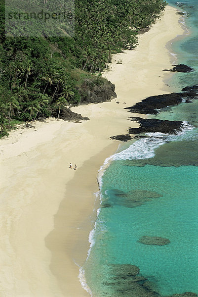 Zeigen Sie unten Westküste der Yasawa-Insel an  mit zwei Figuren am Strand  Fidschi  Pazifische Inseln  Pazifik