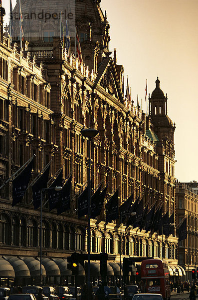 Kaufhaus Harrods in Knightsbridge  London  England  Vereinigtes Königreich  Europa Abend
