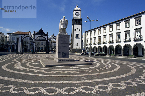 Hauptplatz mit Cabral Statue  Ponta Delgada auf Sao Miguel Insel  Azoren  Portugal  Atlantik  Europa