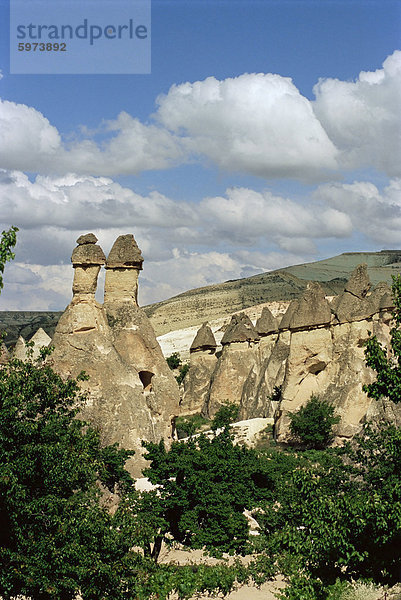 Aushöhlung mit vulkanischem Tuff Säulen in der Nähe von Göreme  Kappadokien  Türkei  Kleinasien  Asien
